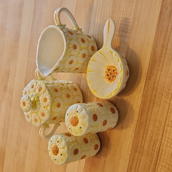 Brinn's Other - Antique Vintage Mid Century Brinn's Daisy Yellow Cottage Chic from 1965